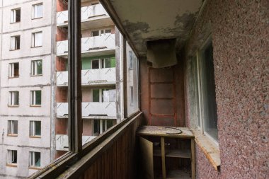 Terk edilmiş Pripyat 'ta balkon, kıyamet sonrası şehir, Çernobil' de yaz mevsimi yasaklama bölgesi, Ukrayna