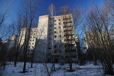 Terk edilmiş Pripyat 'taki binalar, kıyamet sonrası şehir, Çernobil' de kış mevsimi yasaklama bölgesi, Ukrayna