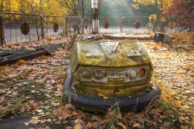 Terk edilmiş Pripyat 'taki eğlence parkında arabalar, kıyamet sonrası şehir, Çernobil' de sonbahar sezonu yasaklama bölgesi, Ukrayna