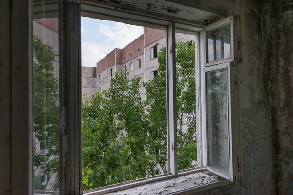 Offene Fenster Der Verlassenen Geisterstadt Pripjat Einer Postapokalyptischen Stadt Sommersaison — Stockfoto