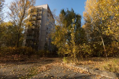 Pripyat 'ta terk edilmiş bir ev, kıyamet sonrası şehir, Çernobil sınırlama bölgesinde sonbahar mevsimi, Ukrayna