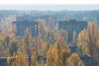 Pripyat 'ın terk edilmiş hayalet kasabasındaki evler, kıyamet sonrası şehir, Çernobil' de sonbahar mevsimi yasaklama bölgesi, Ukrayna