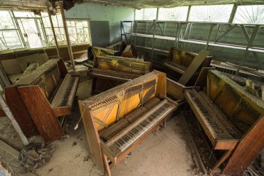 Pripyat hayalet kasabasında piyanosu olan terk edilmiş mobilya dükkanı, kıyamet sonrası iç mekan, Çernobil bölgesi, Ukrayna