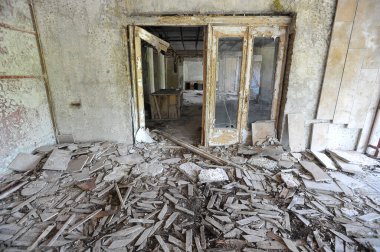 Pripyat hayalet kasabasındaki terk edilmiş otel salonu, kırık kapılar, Çernobil bölgesi, Ukrayna