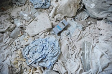 Dozimetre, Ukrayna 'daki Pripyat, Çernobil Bölgesi hastanesinde radyoaktif kıyafetlerin radyasyon seviyesini gösteriyor.