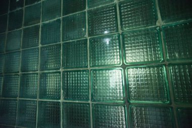 Çernobil 'deki dişçi kliniğinde eski ve kirli mavi cam, hayalet şehir Pripyat, Ukrayna