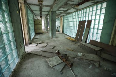 Çernobil Bölgesi, Pripyat, Ukrayna 'daki diş kliniğinde koridor.