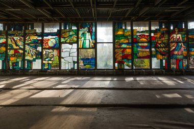 Pripyat 'ın hayalet kasabasındaki terk edilmiş bir kafede lekelenmiş cam pencere nehir istasyonu yakınında, kıyamet sonrası iç mekan, Çernobil bölgesi, Ukrayna