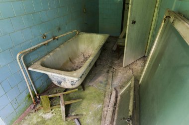 Pripyat, Çernobil Bölgesi, Ukrayna 'da terk edilmiş tuvalet.