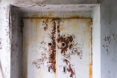Pripyat, Çernobil Bölgesi, Ukrayna 'daki hastanede eski ve paslı asansör kapısı