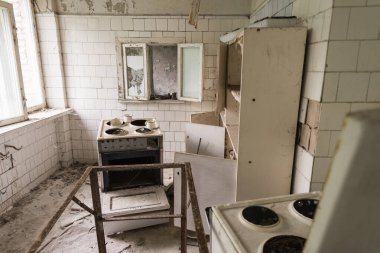 Pripyat, Çernobil Bölgesi, Ukrayna 'da terk edilmiş bir mutfak.