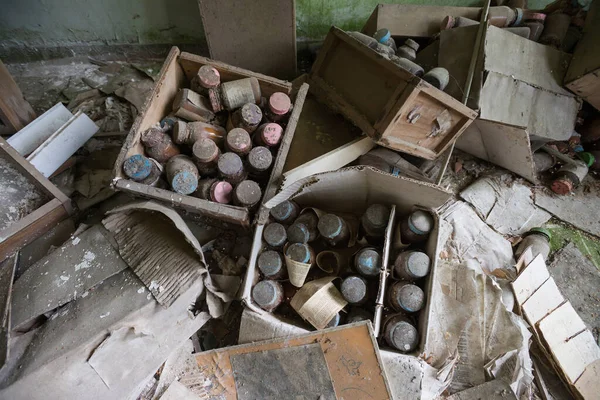 Pudełka Starymi Zakurzonymi Brudnymi Butelkami Mieście Widmo Prypeć Strefa Czarnobyla — Zdjęcie stockowe