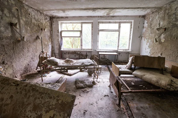 Заброшенная Камерная Комната Больнице Припять Сломанная Мебель Старые Грязные Кровати — стоковое фото