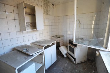 Pripyat hayalet kasabasında terk edilmiş bir daire, kırık ve kirli mobilyalar, kıyamet sonrası iç mekan, Çernobil bölgesi, Ukrayna