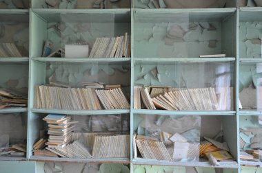Pripyat hayalet kasabasındaki terk edilmiş okuldaki kitaplık, kıyamet sonrası iç mekan, Çernobil bölgesi, Ukrayna