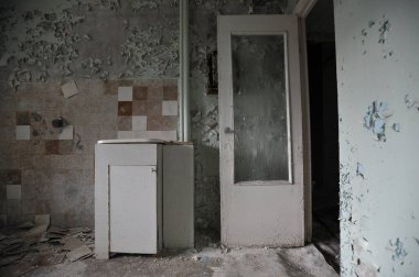 Pripyat hayalet kasabasında terk edilmiş bir mutfak, kıyamet sonrası iç mekan, Çernobil bölgesi, Ukrayna