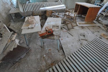 Çernobil bölgesindeki terk edilmiş anaokulunun, kırık mobilyaların, Pripyat, Ukrayna 'nın hayalet kasabasındaki kıyamet sonrası içinin.