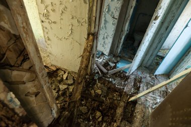 Pripyat, Çernobil Bölgesi, Ukrayna 'da terk edilmiş bir dairede çürük bir kat.