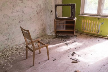 Pripyat hayalet kasabasında terk edilmiş bir dairede TV ve sandalye, kıyamet sonrası iç mekan, Çernobil bölgesi, Ukrayna