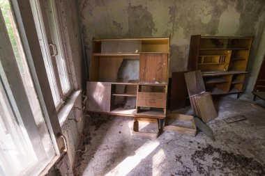 Pripyat 'ın hayalet kasabasındaki terk edilmiş bir dairede kırılmış mobilyalar, kıyamet sonrası iç mekan, Çernobil bölgesi, Ukrayna