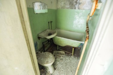 Pripyat, Çernobil Bölgesi, Ukrayna 'da terk edilmiş bir dairede tuvalet.