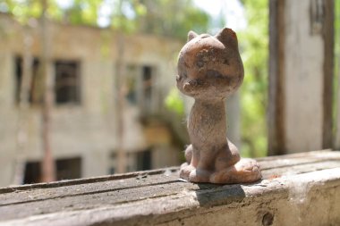 Çernobil, Pripyat, Ukrayna 'daki anaokulunun vitrininde eski kirli bir oyuncak.