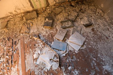 Pripyat, Çernobil Bölgesi, Ukrayna 'da terk edilmiş evdeki eski tozlu kitaplar.