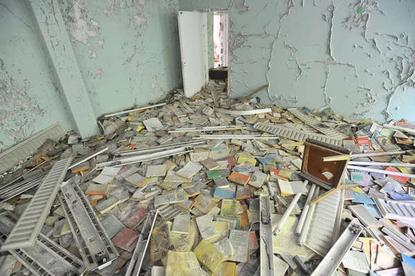 Masa Starych Książek Podłodze Opuszczonej Szkole Strefie Czarnobyla Miasto Widmo — Zdjęcie stockowe