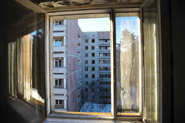 우크라이나 체르노빌의 이후에 창문에서 바라본 피아트에 버려진 아파트 — 스톡 사진