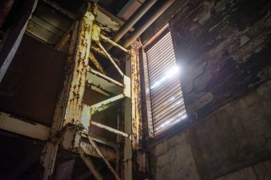 Çernobil Nükleer Santrali 'nin tamamlanmamış makine dairesinde radyoaktif metal terk edilmiş ve Çernobil Yasaklama Bölgesi, Ukrayna' da kıyamet sonrası sanayi bölgesi.