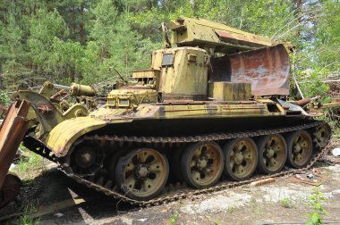 Terk edilmiş Sovyet askeri mühendislik aracı, Pripyat yakınlarında radyoaktif mezarlık, kıyamet sonrası şehir, Çernobil sınırlama bölgesinde yaz mevsimi, Ukrayna
