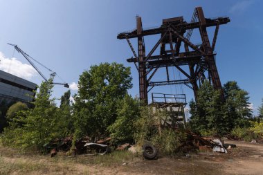 Çernobil bölgesindeki dev 640 tonluk vinç nükleer santralin bitmemiş ünitesi, Sovyet inşaat makineleri, terk edilmiş sanayi bölgesi, Ukrayna 'da yaz mevsimi