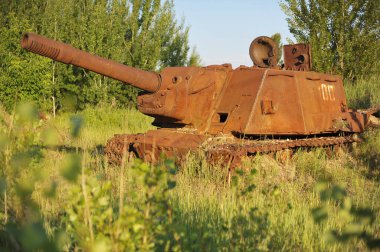 Terk edilmiş Sovyet askeri tankı, Pripyat yakınlarında radyoaktif mezarlık, kıyamet sonrası şehir, Çernobil sınırlama bölgesinde yaz mevsimi, Ukrayna