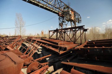 1986 'da Ukrayna' daki Çernobil nükleer enerji santrali yakınlarında terk edilmiş ve terk edilmiş bir vinç patlaması olmuş.