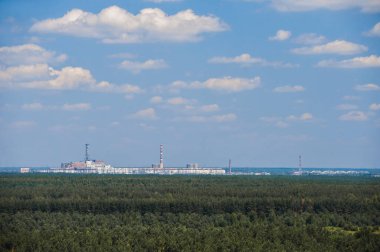 Ufukta Çernobil nükleer santrali görünüyor, Duga radarından görünüyor, reaktör patlaması üstüne Çernobil istasyonu terk edilmiş, nesne barınağı, eski lahit, yaz mevsimi yasak bölge, Ukrayna