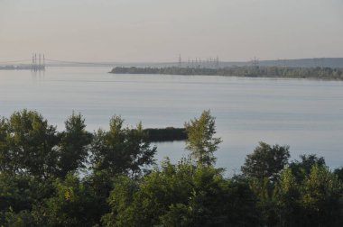 Sabahları Çernobil nükleer santralinin serinleme göleti, ufukta elektrik hatları, radyoaktif su, yaz mevsimi yasaklama bölgesi, Ukrayna