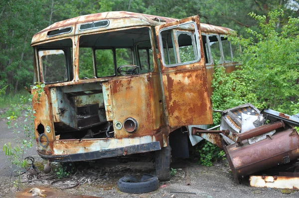 Εγκαταλελειμμένο Ραδιενεργό Όχημα Παλιό Σκουριασμένο Λεωφορείο Κοντά Στην Πόλη Φάντασμα — Φωτογραφία Αρχείου