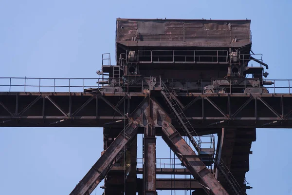 乌克兰 切尔诺贝利核电站未完工机组 苏联建筑机械 禁区废弃工业场所附近的640吨级巨型起重机的详情 — 图库照片