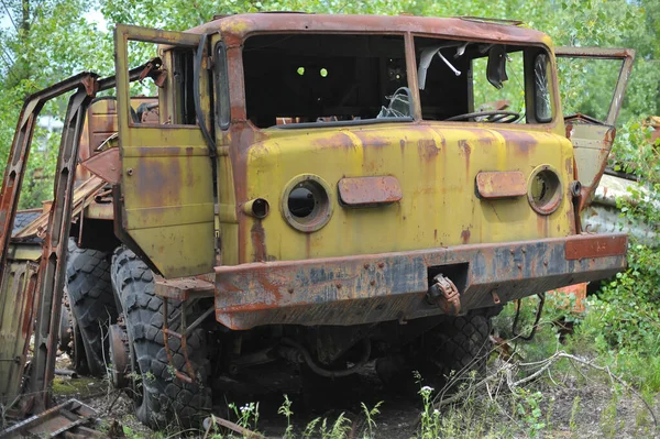 Εγκαταλελειμμένο Ραδιενεργό Στρατιωτικό Όχημα Παλιό Σκουριασμένο Φορτηγό Κοντά Στην Πόλη — Φωτογραφία Αρχείου