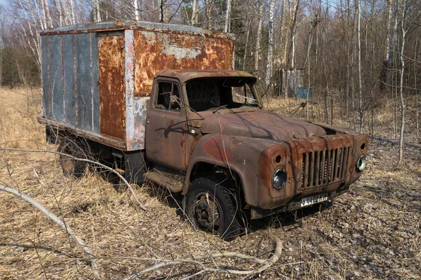 放棄された放射性車両 古い錆びたトラック 黙示録的な都市 ウクライナのチェルノブイリ排他区の春の季節 — ストック写真