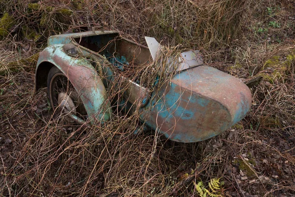 放棄された放射性車両 古い錆びたオートバイ ポスト黙示録的な都市 ウクライナのチェルノブイリ排他区の春の季節 — ストック写真