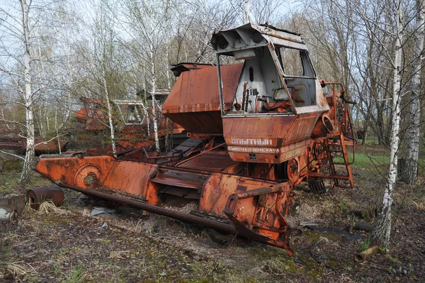 放棄された放射性収穫機 放棄された村近くの古い錆びた機械コパチ ポスト黙示録的 ウクライナのチェルノブイリ排他区の春の季節 — ストック写真