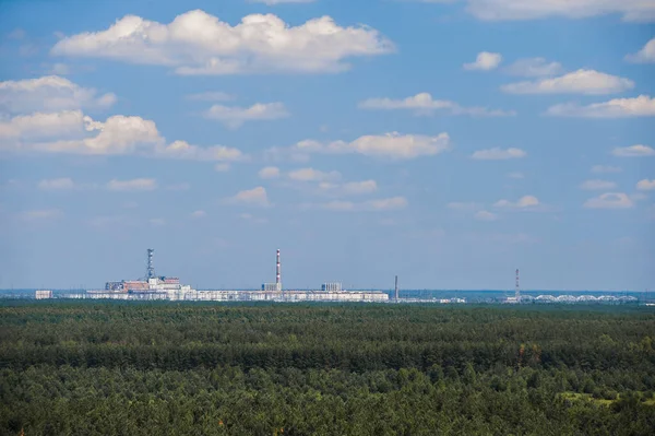 切尔诺贝利核电站在地平线上 从Duga雷达观看 反应堆爆炸后废弃的切尔诺贝利核电站 物体掩蔽所 旧石棺 禁区夏季 乌克兰 — 图库照片