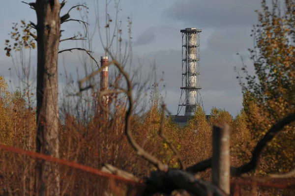 乌克兰禁区秋天的切尔诺贝利核电站景观和红色枯死森林 有被称为 萨尔科帕格斯 的物体掩蔽所和旧烟囱 — 图库照片