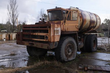 Terk edilmiş radyoaktif araç, Pripyat yakınlarında eski paslı bir kamyon, kıyamet sonrası şehir, Çernobil 'de bahar sezonu yasaklama bölgesi, Ukrayna