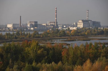 Çernobil Nükleer Santrali ve Kızıl Orman 'ın genel görünümü, reaktör patlaması ardından terk edilmiş Çernobil İstasyonu, nesne barınağı, eski lahit, sonbahar mevsimi, Ukrayna