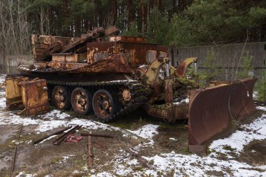 Terk edilmiş Sovyet askeri mühendislik aracı, Pripyat yakınlarında radyoaktif mezarlık, kıyamet sonrası şehir, Çernobil sınırlama bölgesinde bahar mevsimi, Ukrayna