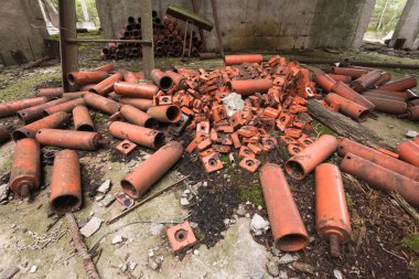 Çernobil Nükleer Santrali 'nin tamamlanmamış makine dairesinde radyoaktif metal atıkları terk edilmiş ve Çernobil Yasaklama Bölgesi, Ukrayna' da kıyamet sonrası sanayi bölgesi.