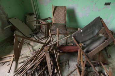 Çernobil 'de terk edilmiş bir laboratuvar. Elektrik santrali, kırık mobilyalar, Ukrayna' nın uzak bölgelerindeki soğutma göleti kıyısında balık çiftliği.