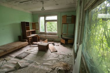 Çernobil 'de terk edilmiş bir laboratuvar. Elektrik santrali, kırık mobilyalar, Ukrayna' nın uzak bölgelerindeki soğutma göleti kıyısında balık çiftliği.